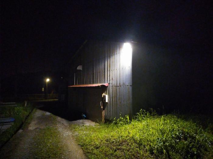 我が家から1分ほどのところにある倉庫の夜景を撮影したもので、特に何もないところに非常に明るい光が当たっている。