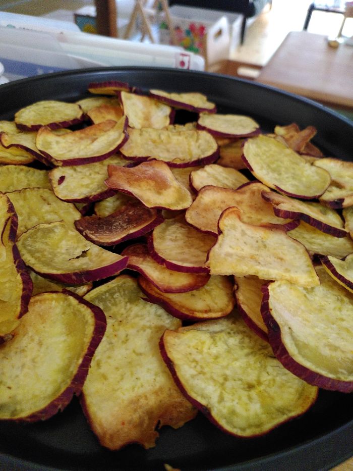 A circular tray covered with slices of baked sweet potato (satsumaimo).