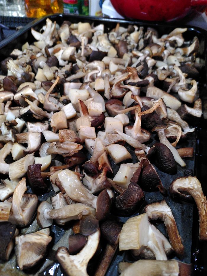 3 types of Japanese mushrooms after roasting in the oven