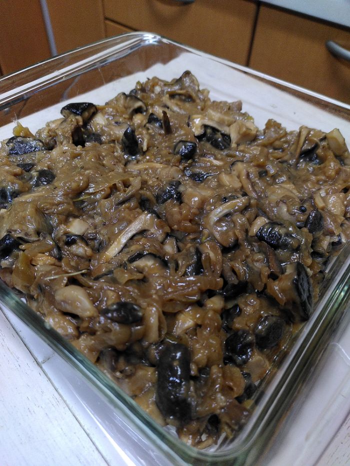 mushroom pie filling awaiting the arrival of a pastry lid